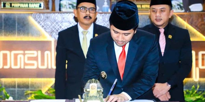 raperda-pertanggungjawaban-apbd-2024-disetujui-emil-pemprov-jatim-siap-lengkapi-semua-rekomendasi