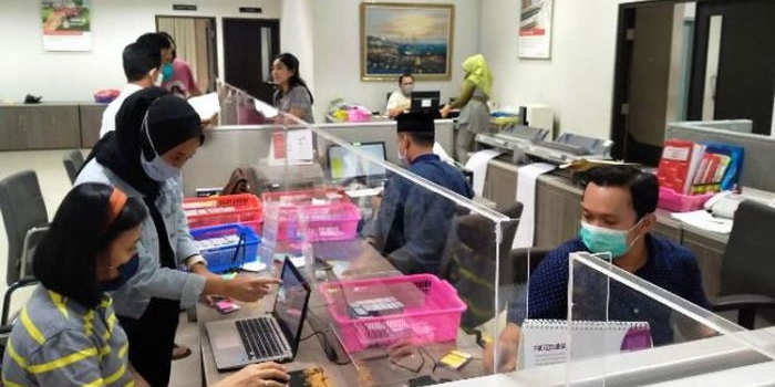 Petugas Dinsos dan Bank Jatim Kediri saat lembur untuk mencetak Kartu Sahabat. foto: Bagian Protokol & Komunikasi
