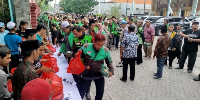 bagikan-ratusan-paket-sembako-ke-driver-ojol-bupati-jombang-ajak-jaga-kondusivitas