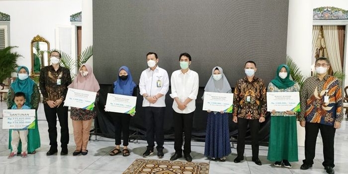 Perwakilan penerima beasiswa dari BPJamsostek, Aditya (SD), Egnatius Handika Setiawan (SD), M. Rizal Firmansyah (SMP), Dyah Rofi Anggraini (SMA), serta Ahli Waris dari Alm. Zainal Abidin.