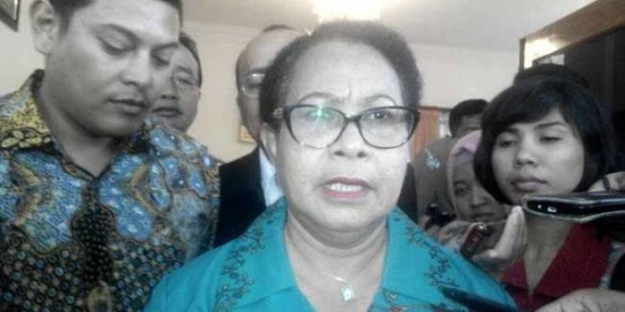 Menteri Perlindungan Perempuan dan Anak (PPA) Yohana Yembise memberikan keterangan usai dialog di kediaman Wali Kota Kediri Abdullah Abu Bakar. foto: arif kurniawan/ BANGSAONLINE