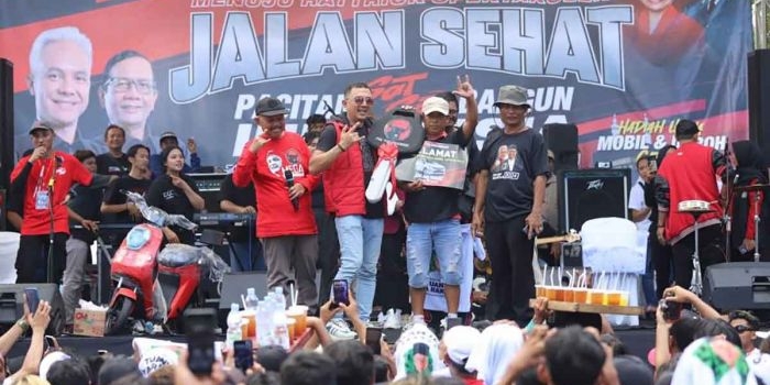 Ketua DPC PDIP Pacitan, Deni Wicaksono, saat menyerahkan hadiah kepada peserta jalan sehat. 