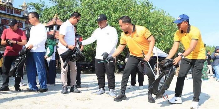 jalankan-amanah-presiden-ri-kapolres-bupati-gresik-bersihkan-sampah-di-pantai-dalegan