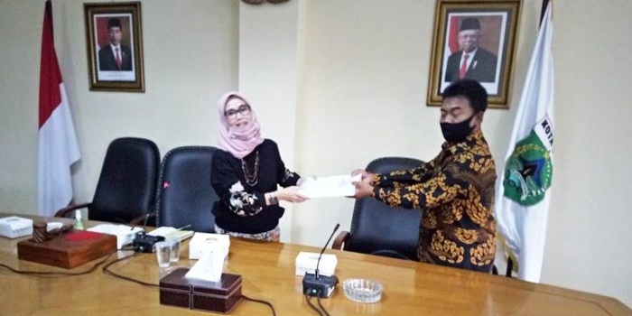 Ketua Komisi A menerima laporan hasil jajak pendapat dua dusun dari ketua pokja pemekaran.