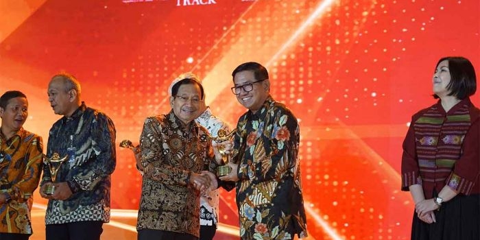 Direktur Utama Petrokimia Gresik, Dwi Satriyo Annurogo (dua dari kanan), saat menerima penghargaan. Foto: Ist
