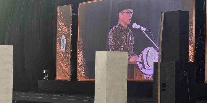 Menteri Desa-PDT Yandri Susanto saat menyampaikan sambutan dalam acara Haflah Akhirussanah Madrasah Tsanawiyah (MTs) Program CI-Excelent Pondok Pesantren Amaantul Ummah di Student Centre Pacet Mojokerto, Ahad (14/6/2026). Foto: MMA/bangsaonline.
