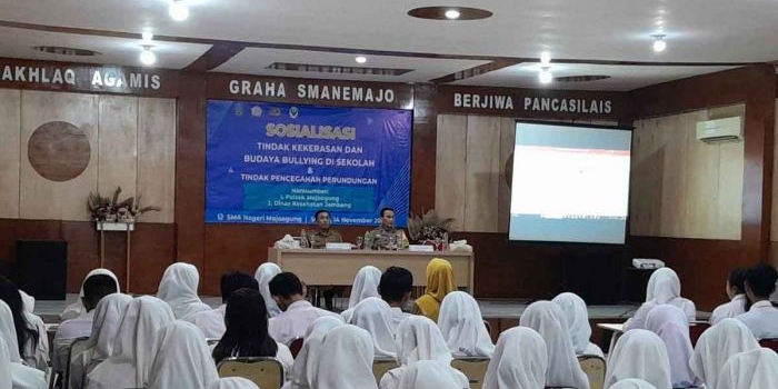 Kegiatan sosialisasi di SMAN Mojoagung.