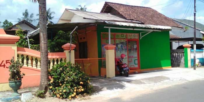 Salah satu gerai kesehatan herbal di Pacitan yang diduga belum berizin. 
