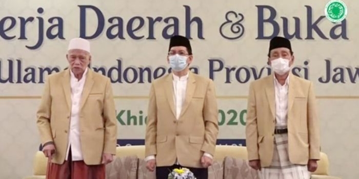 Ketua Umum MUI Jawa Timur KH M Hasan Mutawakkil Alallah (kanan) dalam Rapat Kerja Daerah (Rakerda) MUI Jawa Timur pada Sabtu (1/5) sore, di Hotel Shangrila Surabaya.