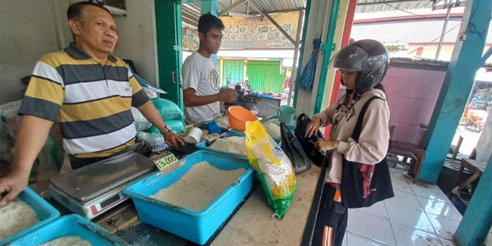 Nampak, Toko Beras Beras Bulog TPK Edi Santoso di Pasar Kedung Maling Brangkal Kabupaten Mojokerto.