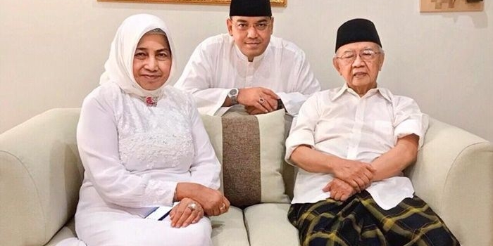Tampak Gus Billy bersama ayahanda KH Salahuddin Wahid (Gus Solah) semasa hidup dan ibunda Nyai Faridah Salahuddin.