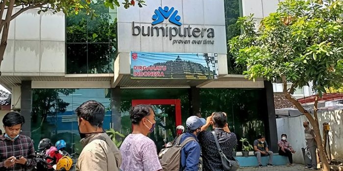 Kantor AJB Bumiputera Kediri yang menjadi sasaran nasabah AJB Bumiputera. foto: MUJI HARJITA/ BANGSAONLINE