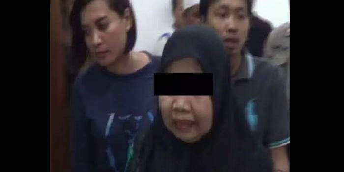 Tersangka dukun bayi saat diamankan petugas. foto: ist