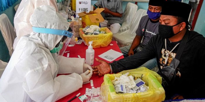 Suasana rapid test kepada penumpang di Pelabuhan Pelindo III Kalianget, Rabu (03/06/2020).