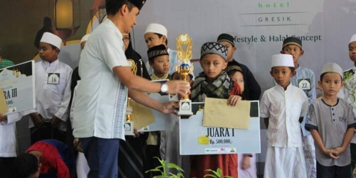 Para pemenang saat menerima trofi dan uang pembinaan. foto: SYUHUD/ BANGSAONLINE