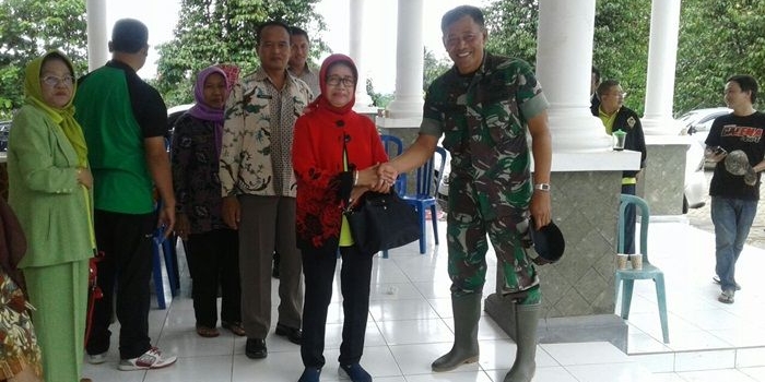 Ibunda Presiden Jokowi, Sudjiatmi saat tiba di pendopo Kecamatan Nawangan. Foto: IST