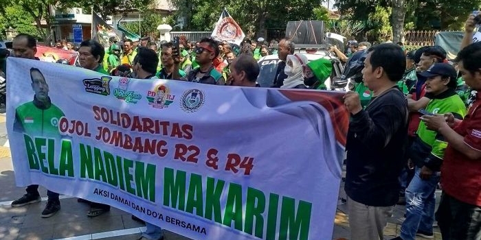 bela-nadiem-makarim-ratusan-ojol-di-jombang-gelar-demo