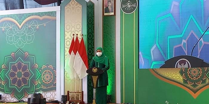 Gubernur Jawa Timur, Khofifah Indar Parawansa, saat menghadiri Pelantikan Pimpinan Cabang Muslimat NU Kabupaten Blitar Masa Bhakti 2022-2027.