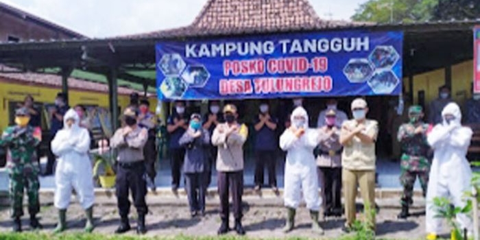 Kapolres Kediri AKBP Lukman Cahyono saat berfoto bersama sesuai meresmikan Kampung Tangguh di Kantor Desa Tulungrejo, Kecamatan Pare. (foto: ist.)