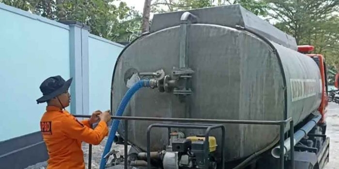 BPBD Bojonegoro mendistribusikan air bersih di SMAN Kepohbaru.