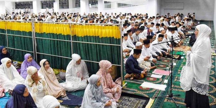 awali-ramadhan-1444-h-gubernur-dan-wagub-jatim-tarawih-perdana-di-masjid-raya-islamic-centre