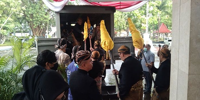 Suasana hujan deras saat Jamasan Pusaka di Ngawi.