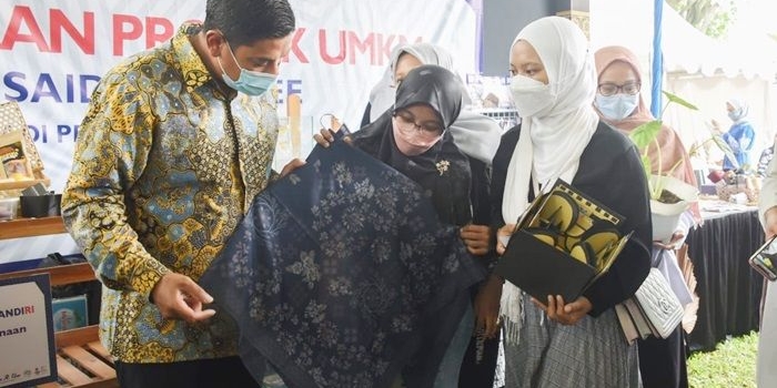 Wali Kota Kediri Abdullah Abu Bakar saat mengamati produk yang dipamerkan di salah satu stan. foto: ist.