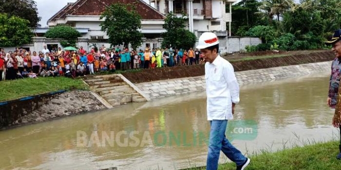 Presiden Joko Widodo meninjau proyek rehabilitasi irigasi Lodoyo di Kelurahan Jegu, Kecamatan Sutojayan, Kabupaten Blitar, Kamis (3/1/2019). foto: AKINA/ BANGSAONLINE