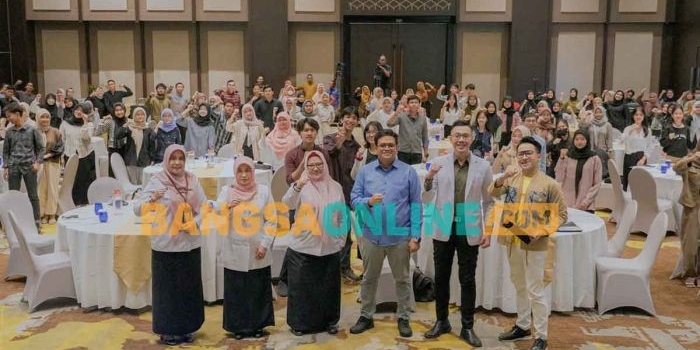 Wakil Bupati Gresik, Aminatun Habibah (tiga dari kiri), saat menghadiri Genbest Talk: Nutrisi 1.000 Hari Pertama untuk Remaja Prima. Foto: SYUHUD/BANGSAONLINE