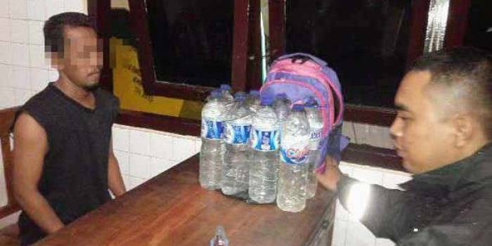 Didik Waluyo dan barang bukti. foto: zainal abidin/BANGSAONLINE