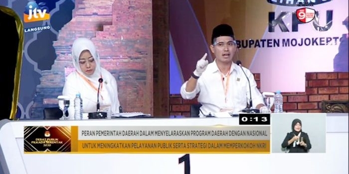 Dokter Ikhfina dan Gus Barra saat tampil dalam debat pamungkas Pilkada Mojokerto.