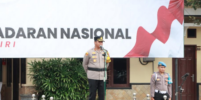 Kapolres Kediri AKBP Bimo Ariyanto, saat memimpin upacara Hari Kesadaran Nasional di halaman Mapolres Kediri. (dok. Ist)
