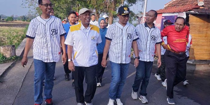 jalan-santai-pipir-tambak-bareng-warga-mas-nawawi-promosikan-bandeng-jelak