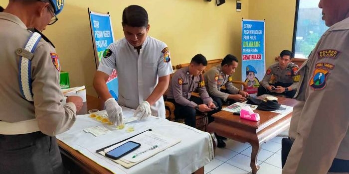 ratusan-personel-polres-ngawi-ikuti-tes-urin-ini-hasilnya