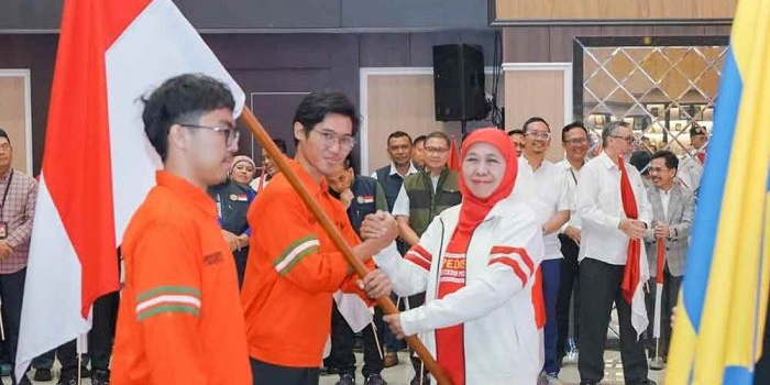 peringati-hut-ri-ke-80-khofifah-dan-rektor-unair-lepas-wanala-kibarkan-bendera-ke-puncak-arjuno
