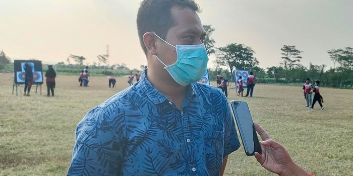 Eko Darmawan, Pelatih Club Joyoboyo Fast Achery, saat memberi keterangan kepada wartawan. foto: MUJI ARJITA/ BANGSAONLINE