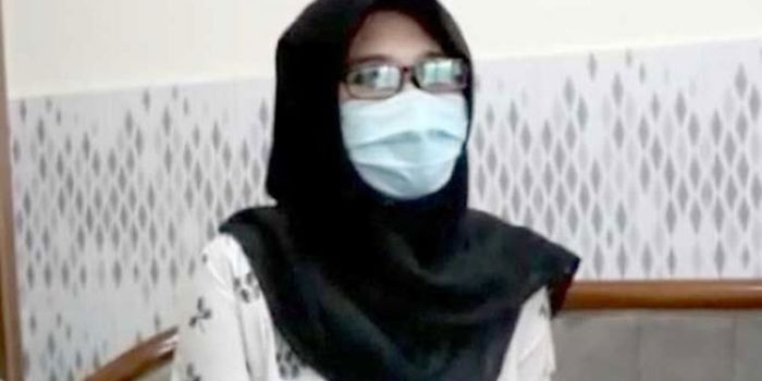 Pasien DW yang berhasil sembuh dari Covid-19 saat diwawancarai salah satu petugas di stasiun TV milik Pemkot Batu.