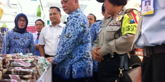 ?

Sekkota Kediri Agus Wahyudi bersama Dinas Perindustrian perdagangan saat mengecek isi parcel di Hypermart.foto : arif kurniawan/BANGSAONLINE