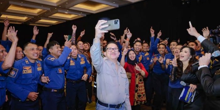 Presiden Direktur PTFI, Tony Wenas berfoto bersama pasukan pemadam kebakaran. FOTO: ist.
