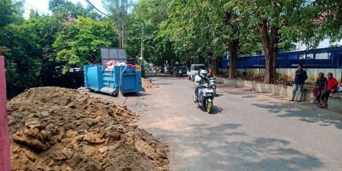 Lokasi TPS Kaliwaron yang sangat dekat dengan gedung SMKN 5