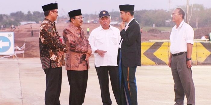 Gubernur Jatim, Soekarwo mendampingi Presiden RI Joko Widodo saat kunjungan kerja di Jatim. Foto : istimewa