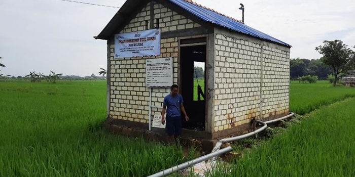 Saluran irigasi terpadu di Desa Sumurgung, Kecamatan Tuban yang dibangun dari program CSR PT. Semen Indonesia.