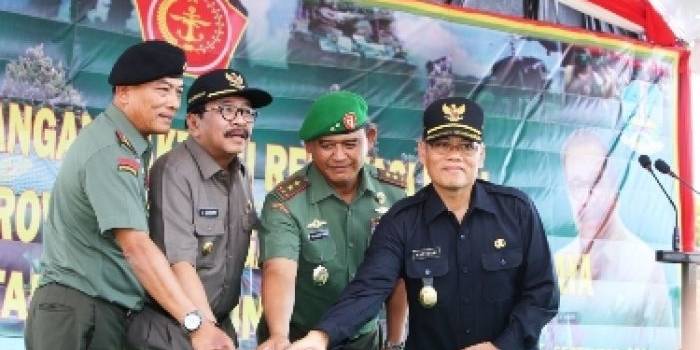 ?

Pencanangan Bakti Renovasi TNI RTLH ditandai dengan tekan sirine. Foto:humas/BANGSAONLINE