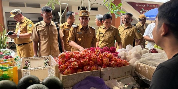 sidak-pasar-kolpajung-wabup-pamekasan-pastikan-harga-sembako-relatif-stabil-jelang-lebaran