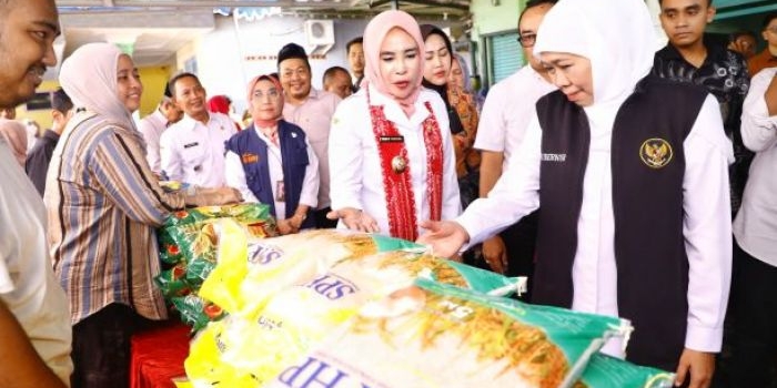 tinjau-pasar-murah-di-sidoarjo-gubernur-khofifah-turut-bagikan-bantuan-sembako
