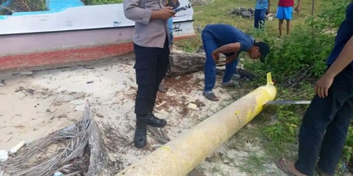 warga-kangean-sumenep-digegerakan-temuan-benda-mirip-rudal-di-pesisir-pantai