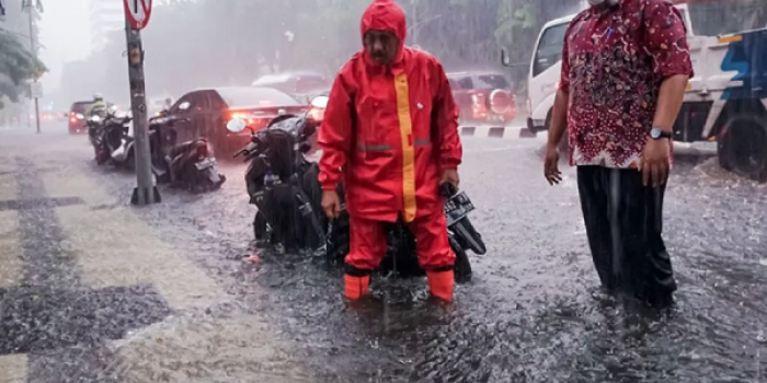 Ilustrasi hujan di Surabaya