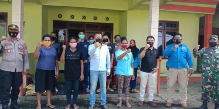Jajaran Polres Jombang foto bersama mahasiswa Papua usai bersih-bersih asrama.