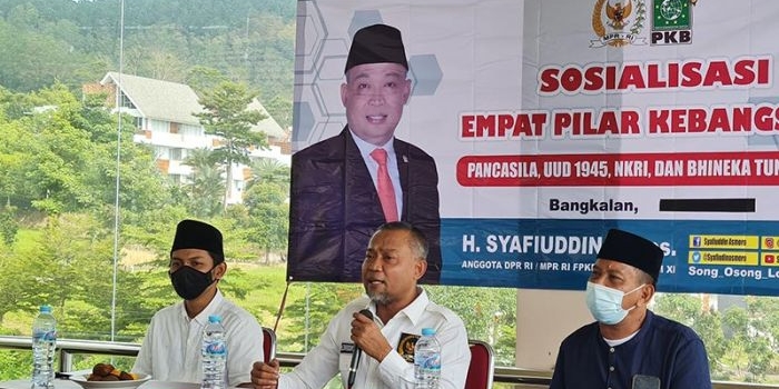 Syafiuddin Asmoro (tengah) saat Sosialisasi Empat Pilar Kebangsaan di Yayasan Nurus Shofa Desa Kranggan Barat, Kecamatan Tanah Merah, Bangkalan, Senin (8/2/2021).