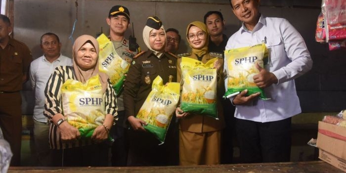 pastikan-distribusi-beras-sphp-wali-kota-kediri-dan-dirut-bulog-sidak-ke-pasar-setono-betek